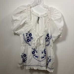 Anthropologie Puff Sleeve Embroidered baby doll white blue top size medium.
